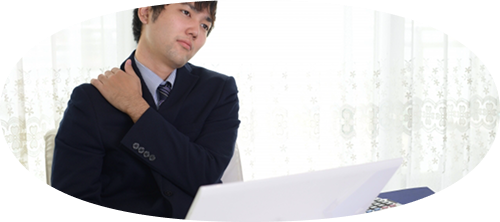 肩の痛みに悩むデスクワークの男性