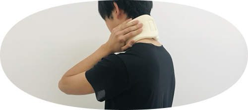 首にコルセットを巻いた交通事故のむち打ち患者