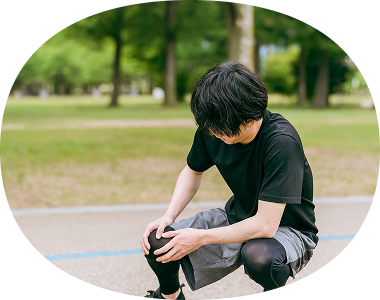 スポーツによる膝の痛みを確認する様子