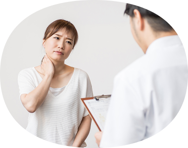 交通事故後の首の症状を相談する女性